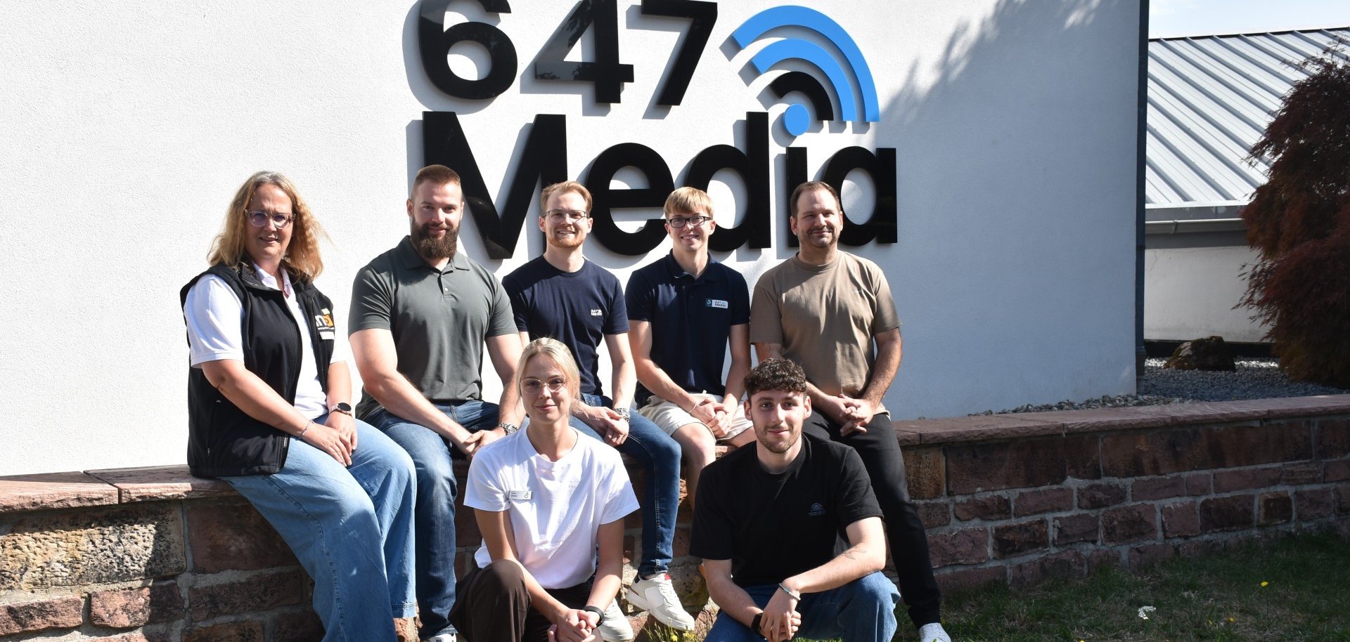 Besuchergruppe vor 647 Media