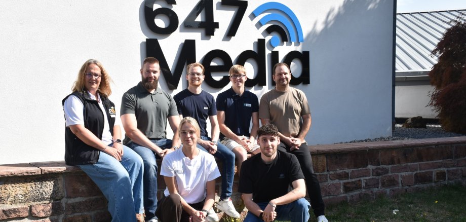Besuchergruppe vor 647 Media