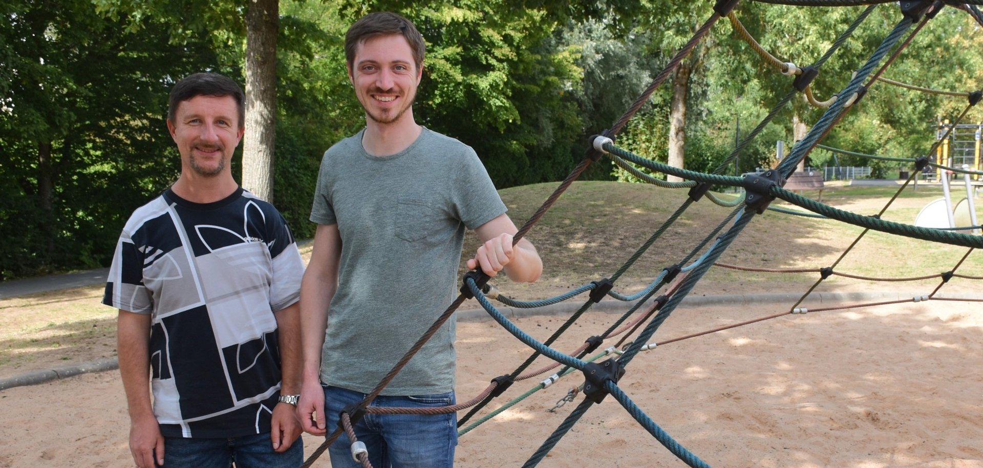 Markus Linkenheil und Thomas Schuhmacher auf einem Spielplatz in Erbach
