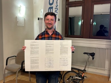 Mann mit Liste in der Hand
