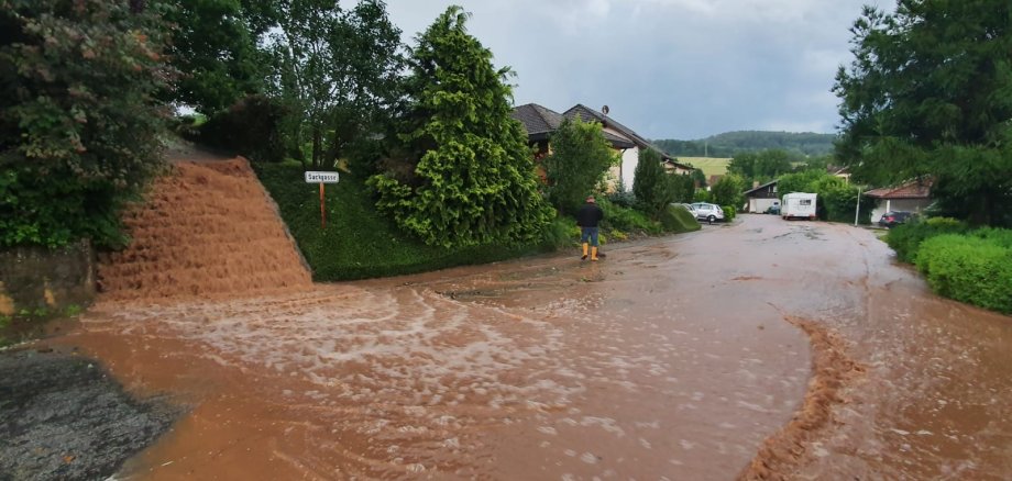 Braunes Wasser fließt über eine Straße