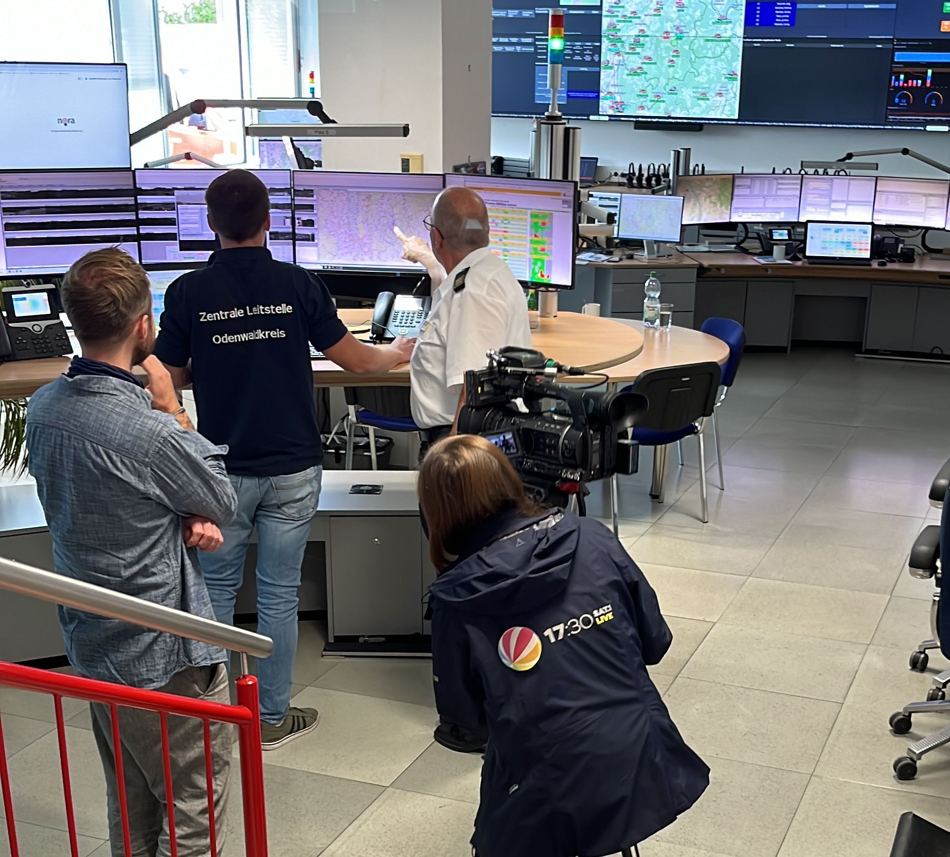 Personen vor Bildschirmen