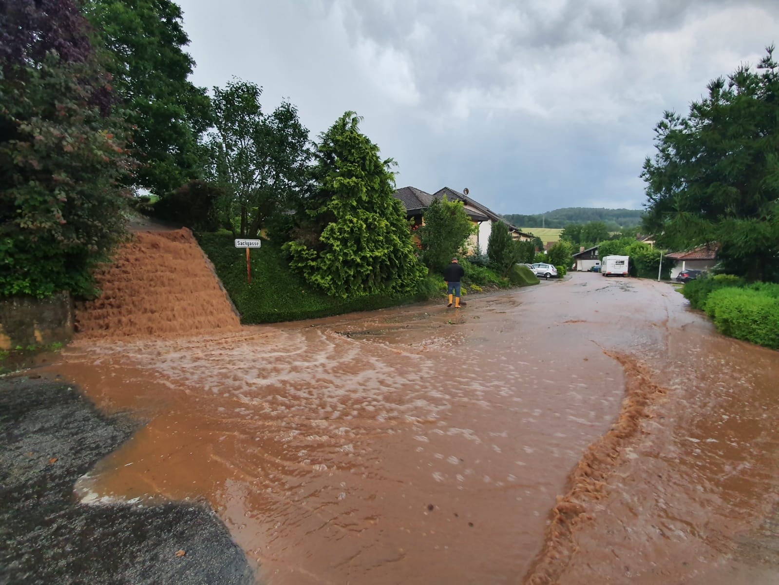 Braunes Wasser fließt über eine Straße