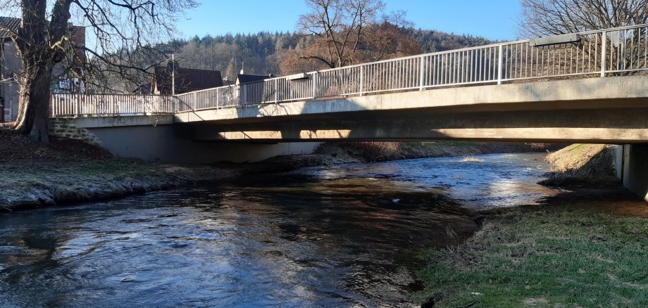 Fluss unter BRücke