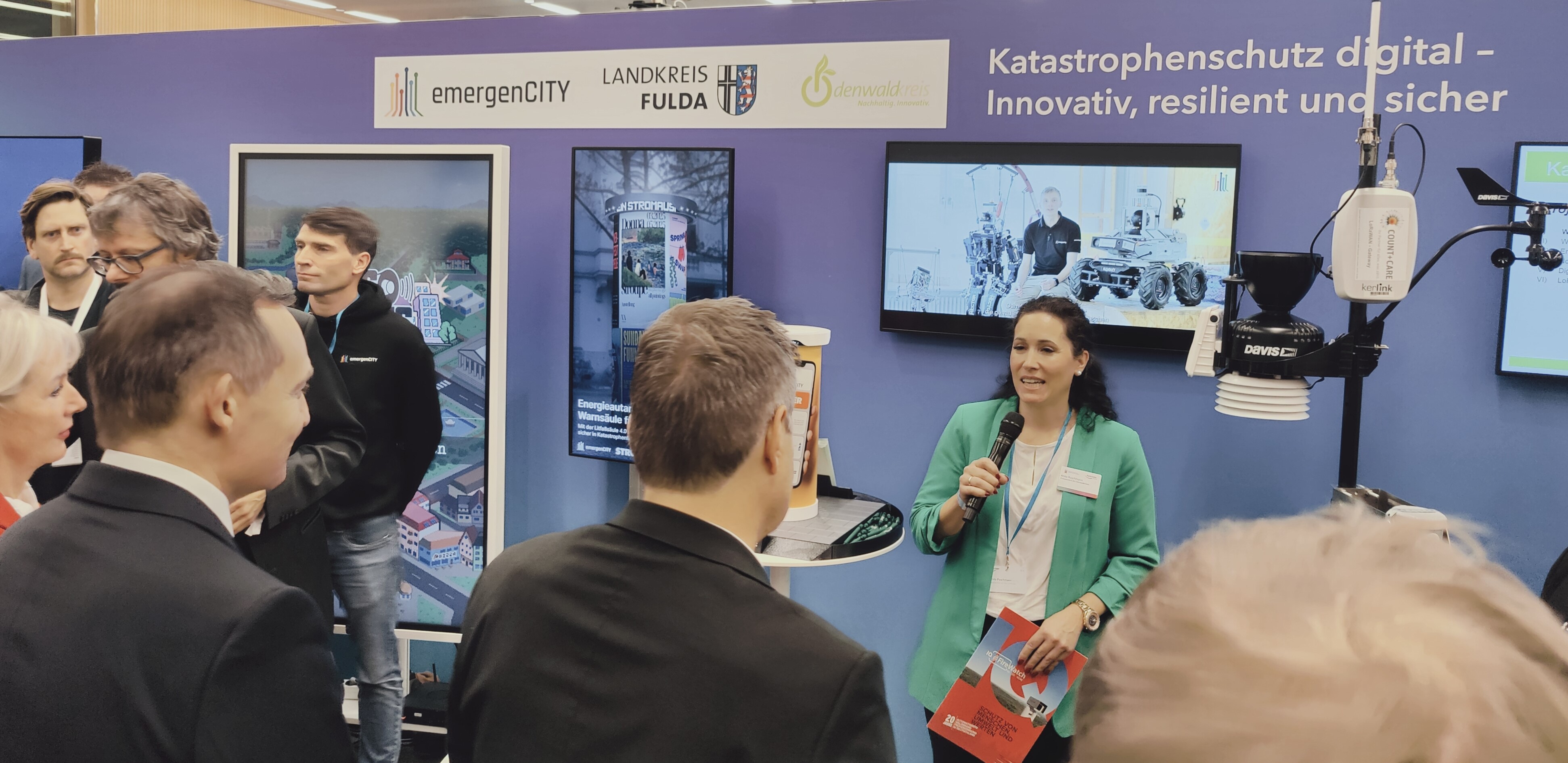 Gruppe interviewt Frau