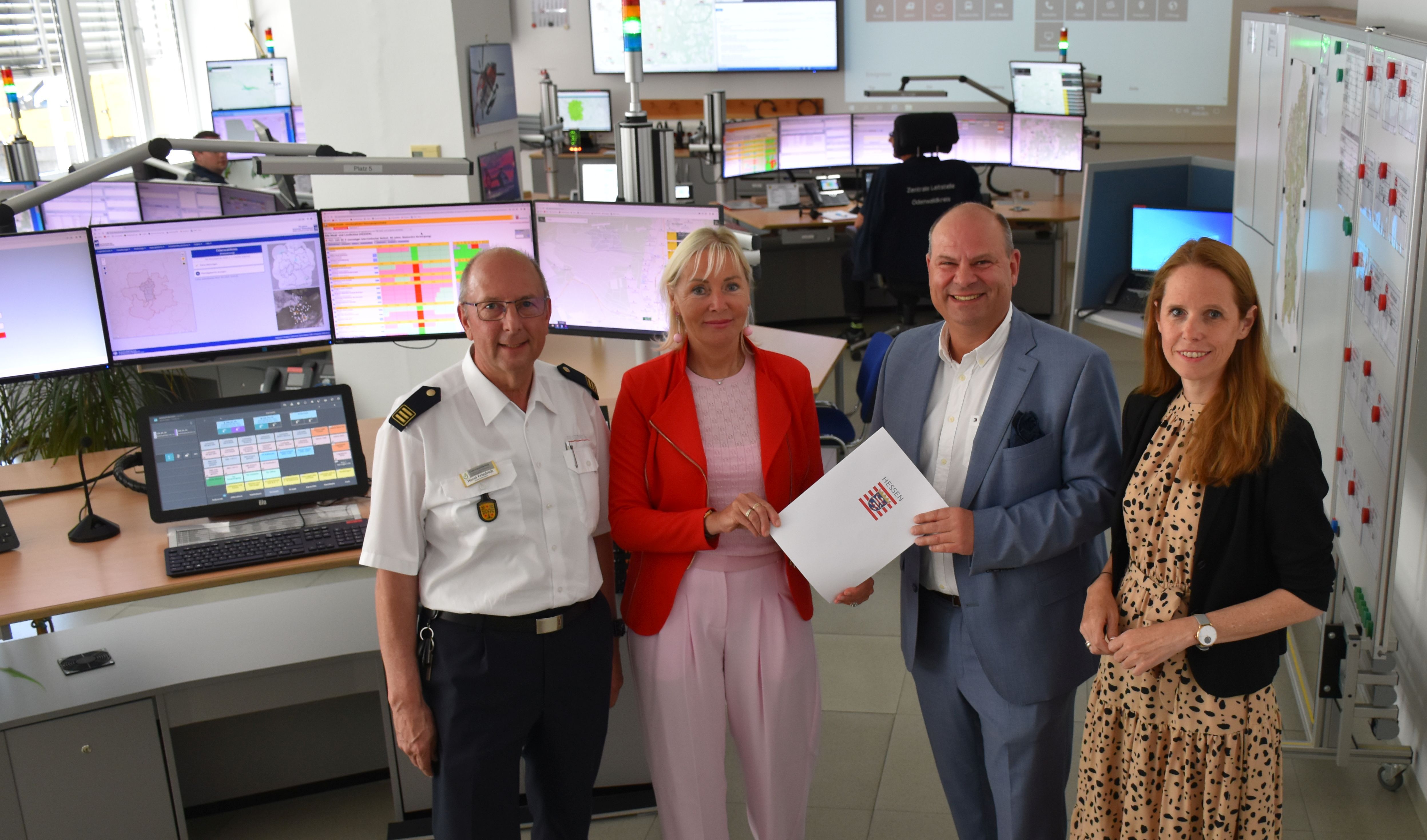 Gruppenbild vor einem Schreibtisch