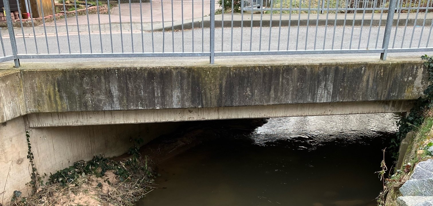 Fluss unter Brücke