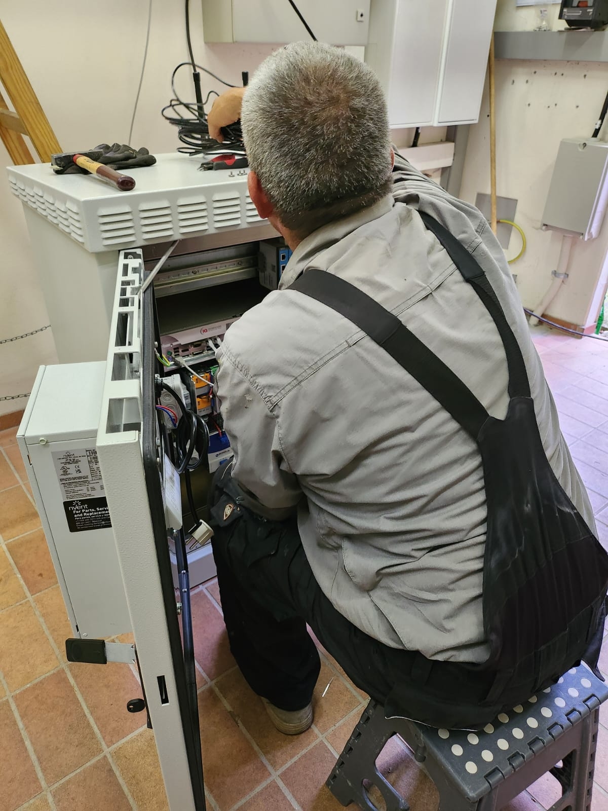 Techniker an Schaltkasten