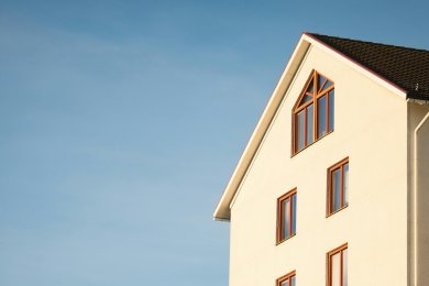 Haus vor blauem Himmel