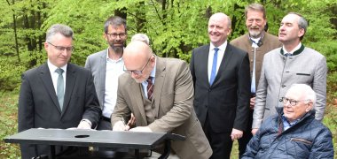 Das Bild zeigt die Unterzeichnung der Odenwald-Erklärung